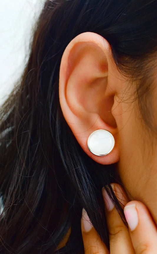 Round Mother of Pearl Stud Earrings in 925 Silver – Everyday Minimalist Fine Jewelry