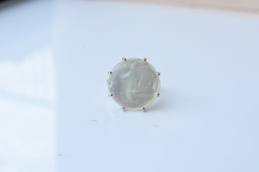 Round mother of pearl cabochon ring in 925 silver