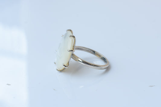 Round mother of pearl cabochon ring in 925 silver