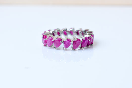 Vivid pink pear-cut eternity ring in 925 silver