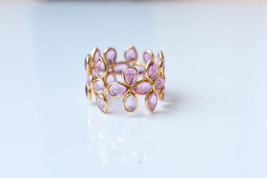 Cabochon pink sapphire clover eternity ring in 18K gold