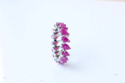 Vivid pink pear-cut eternity ring in 925 silver