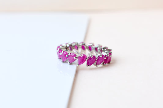 Vivid pink pear-cut eternity ring in 925 silver