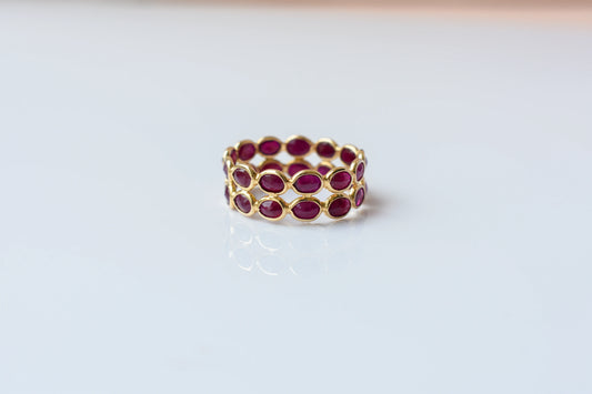 Oval-cut ruby honeycomb double-row eternity ring in 18K gold