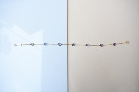 18K gold bracelet with pear-cut tanzanite stations