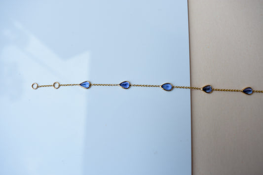 18K gold bracelet with pear-cut tanzanite stations