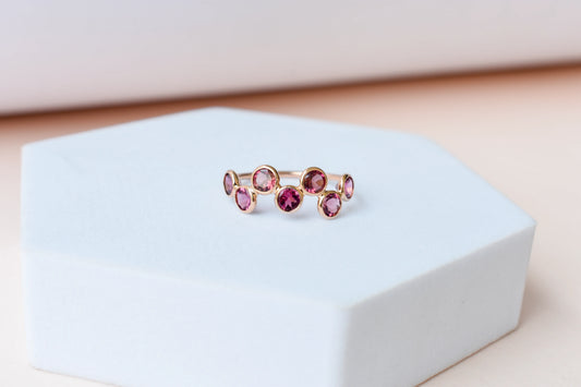 Round-cut pink gemstone wavy row ring in 18K gold