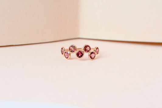 Round-cut pink gemstone wavy row ring in 18K gold