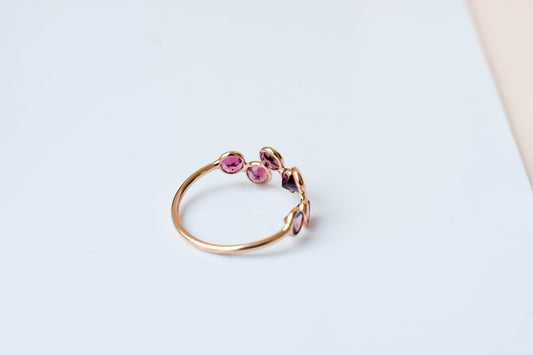 Round-cut pink gemstone wavy row ring in 18K gold