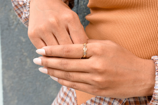 Diamond Slice Band Ring in 18K Gold – Freeform Bezel-Set Stacking Ring