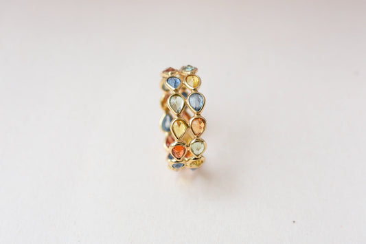 Pear-cut multicolor sapphire woven eternity ring in 18K gold, blue tones