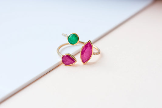 Emerald and ruby cluster ring in 18K gold with open split shank