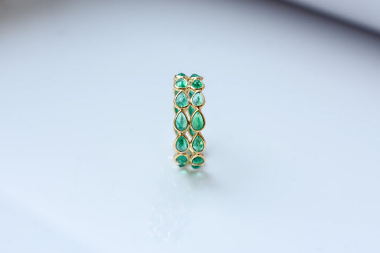 Pear-cut emerald lattice eternity ring in 18K gold with bezel setting