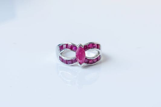 Ruby bow-shaped infinity ring in 925 silver