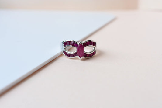 Ruby bow-shaped infinity ring in 925 silver