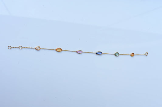 18K gold bracelet with organic-cut multi-coloured sapphire stations