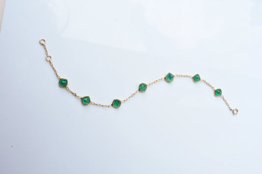 18K gold bracelet with cabochon-cut emerald stations