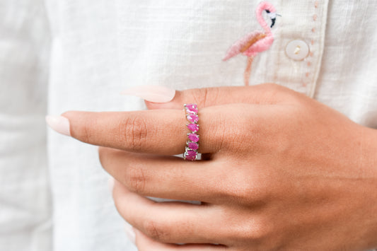 Vivid pink pear-cut eternity ring in 925 silver