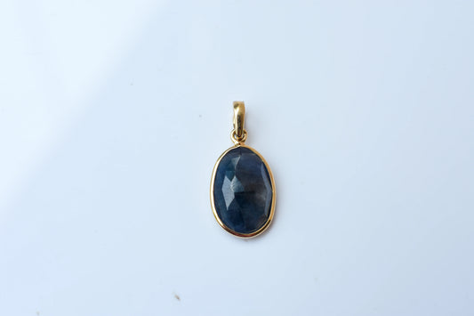 18K gold pendant with bezel-set oval blue sapphire