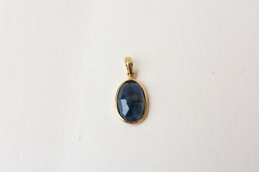 18K gold pendant with bezel-set oval blue sapphire