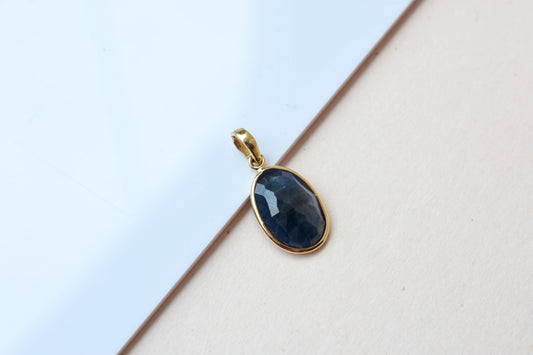 18K gold pendant with bezel-set oval blue sapphire