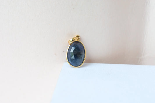 18K gold pendant with bezel-set oval blue sapphire