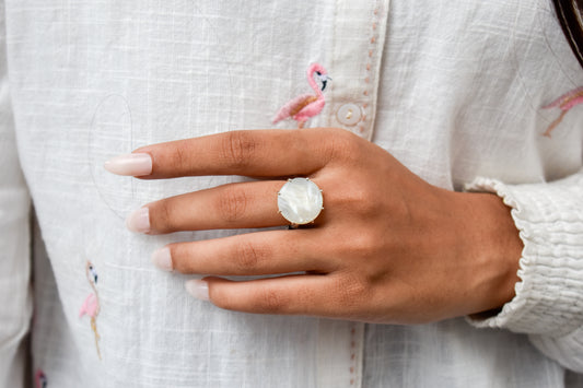 Round mother of pearl cabochon ring in 925 silver