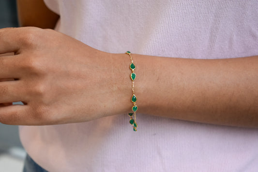 18K gold bracelet with pear-cut emerald drops