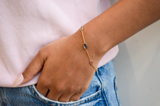 18K gold bracelet with organic-cut multi-coloured sapphire stations