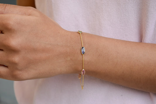 18K gold bracelet with organic-cut multi-coloured sapphire stations