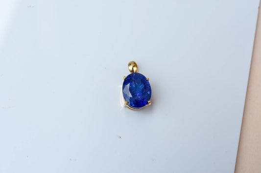 18K gold pendant with prong-set oval tanzanite