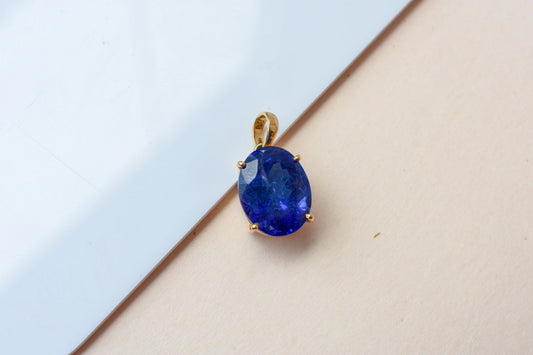 18K gold pendant with prong-set oval tanzanite