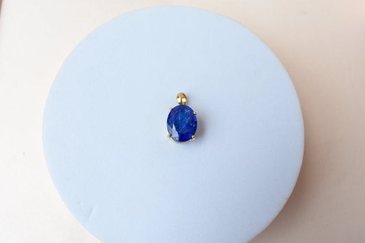 18K gold pendant with prong-set oval tanzanite