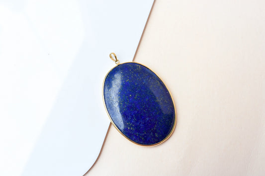 18K gold pendant with large bezel-set oval lapis lazuli cabochon
