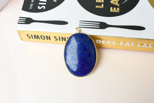 18K gold pendant with large bezel-set oval lapis lazuli cabochon