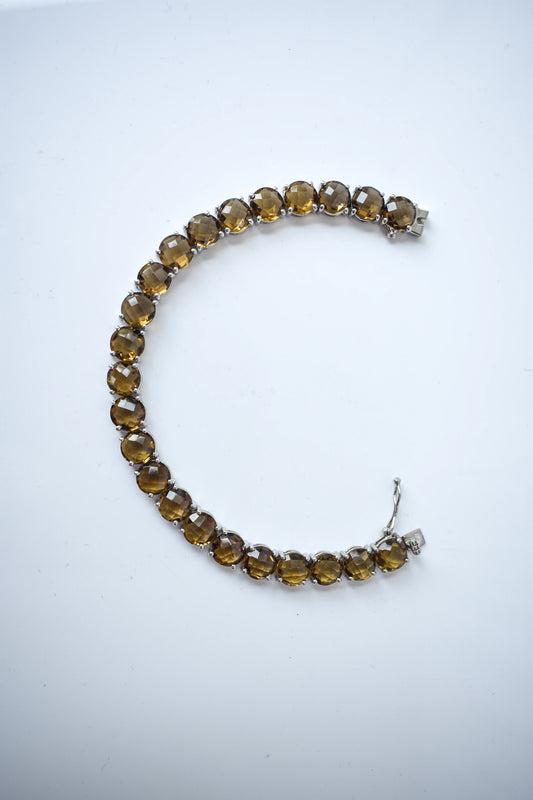 Round-cut beer quartz tennis bracelet in 925 silver with fold-over clasp