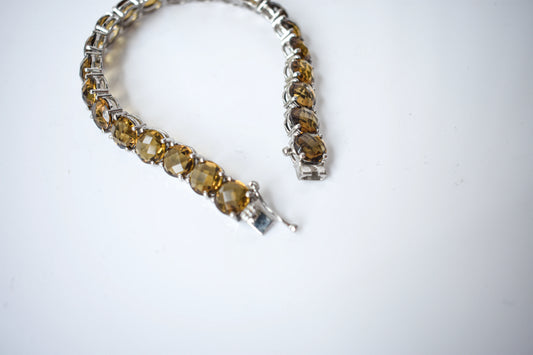 Round-cut beer quartz tennis bracelet in 925 silver with fold-over clasp