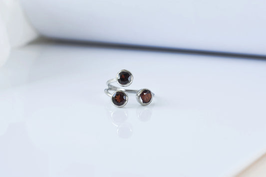 Garnet three-stone open ring in 925 silver