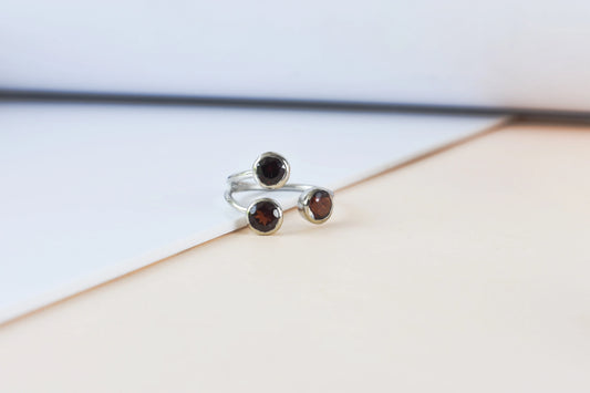 Garnet three-stone open ring in 925 silver