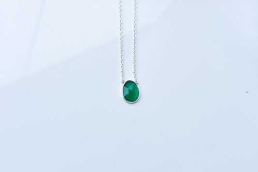 Green Onyx Pendant Necklace in Silver | Oval Solitaire