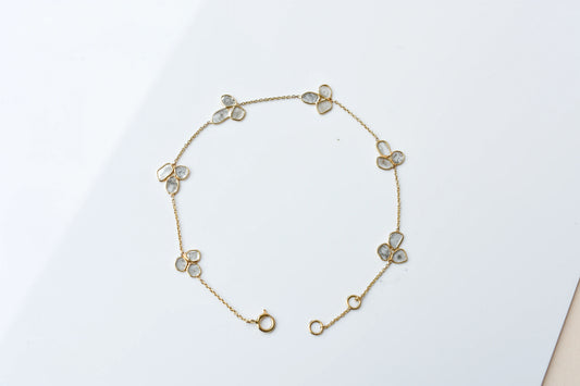 18K gold bracelet with clover-shaped clusters of polki diamond slices
