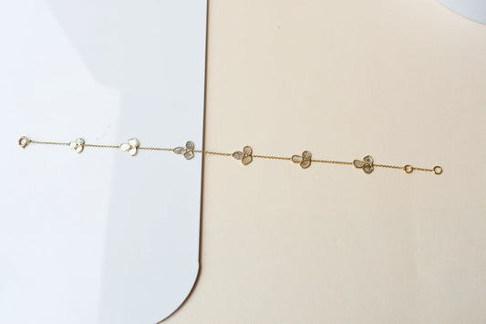 18K gold bracelet with clover-shaped clusters of polki diamond slices
