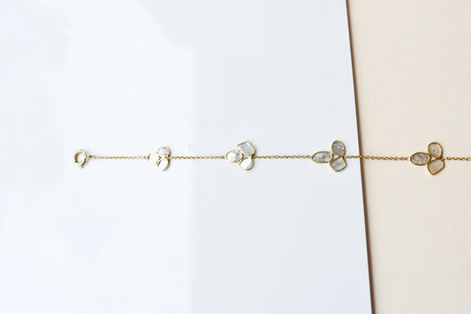 18K gold bracelet with clover-shaped clusters of polki diamond slices