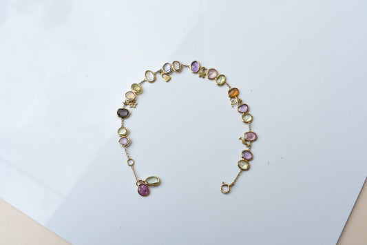 18K gold bracelet with a cluster of violet, green and pink sapphires