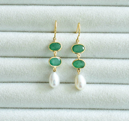 18K gold drop earrings with emerald and teardrop pearl