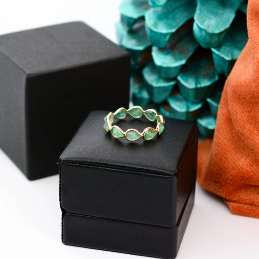 18K gold eternity ring with alternating pear-cut emeralds