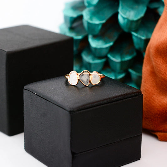 18K gold ring with three bezel-set diamond polki slices