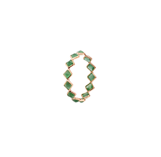 18K gold eternity ring with square and kite-cut emeralds in a zigzag pattern