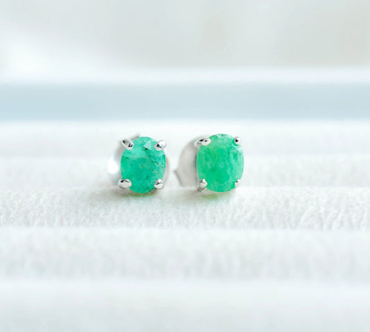 Oval-Cut Emerald Stud Earrings in 925 Silver – Classic Everyday Gemstone Jewelry