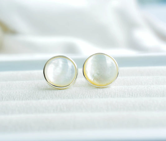 Round Mother of Pearl Stud Earrings in 925 Silver – Everyday Minimalist Fine Jewelry